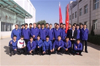 集團(tuán)領(lǐng)導(dǎo)與第八套廣播體操匯報(bào)表演獲獎(jiǎng)團(tuán)體合影