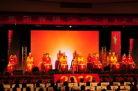 職工表演威風(fēng)鑼鼓