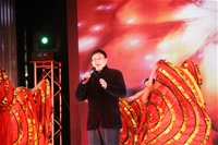 迎春晚會(huì)董事長(zhǎng)賀金龍演唱《媽媽教我一支歌》