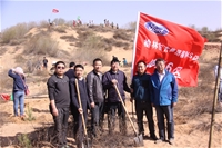 2013年董事長(zhǎng)參加春季義務(wù)植樹(shù)活動(dòng)