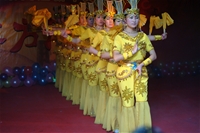 職工表演“千手觀音”節(jié)目