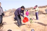 董事長(zhǎng)賀金龍親自參與員工植樹活動(dòng)