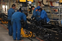 新能源汽車生產車間工人組裝車輛