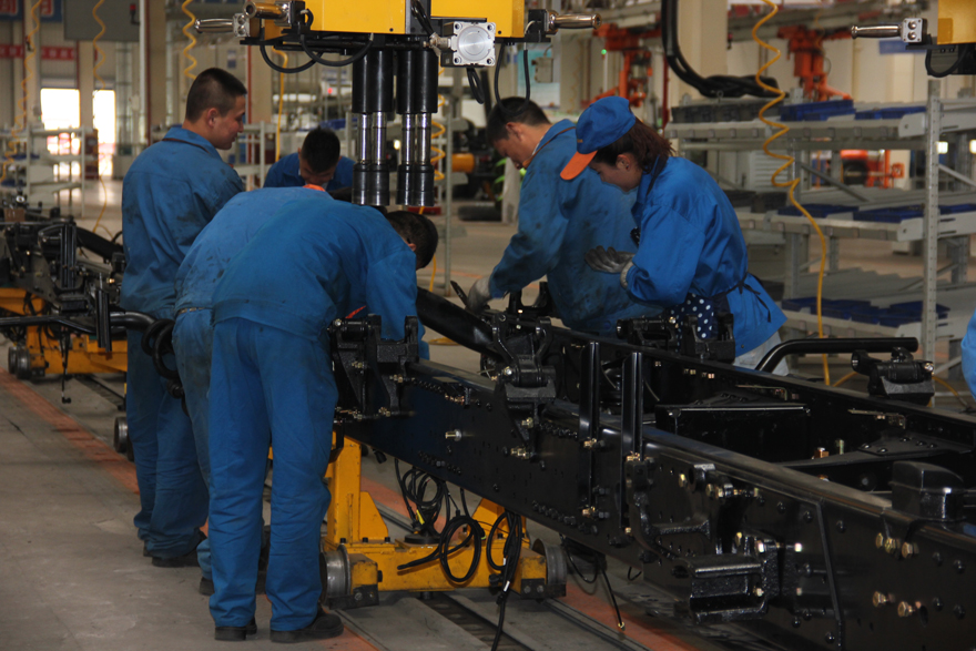 新能源汽車生產(chǎn)車間工人組裝車輛