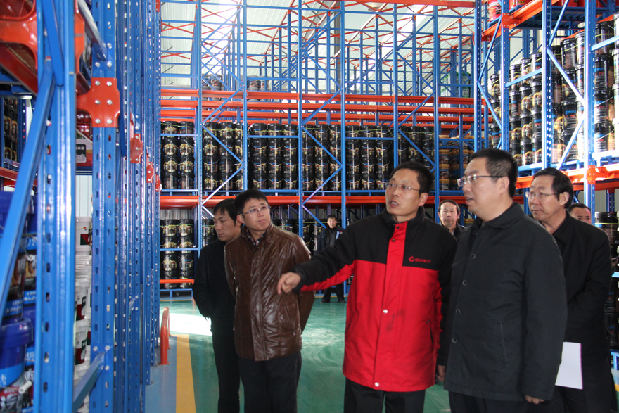 總經理賀孟濤（左二）陪同榆林市委常委、副市長李春臨參觀陜汽榆林金帝潤滑油公司